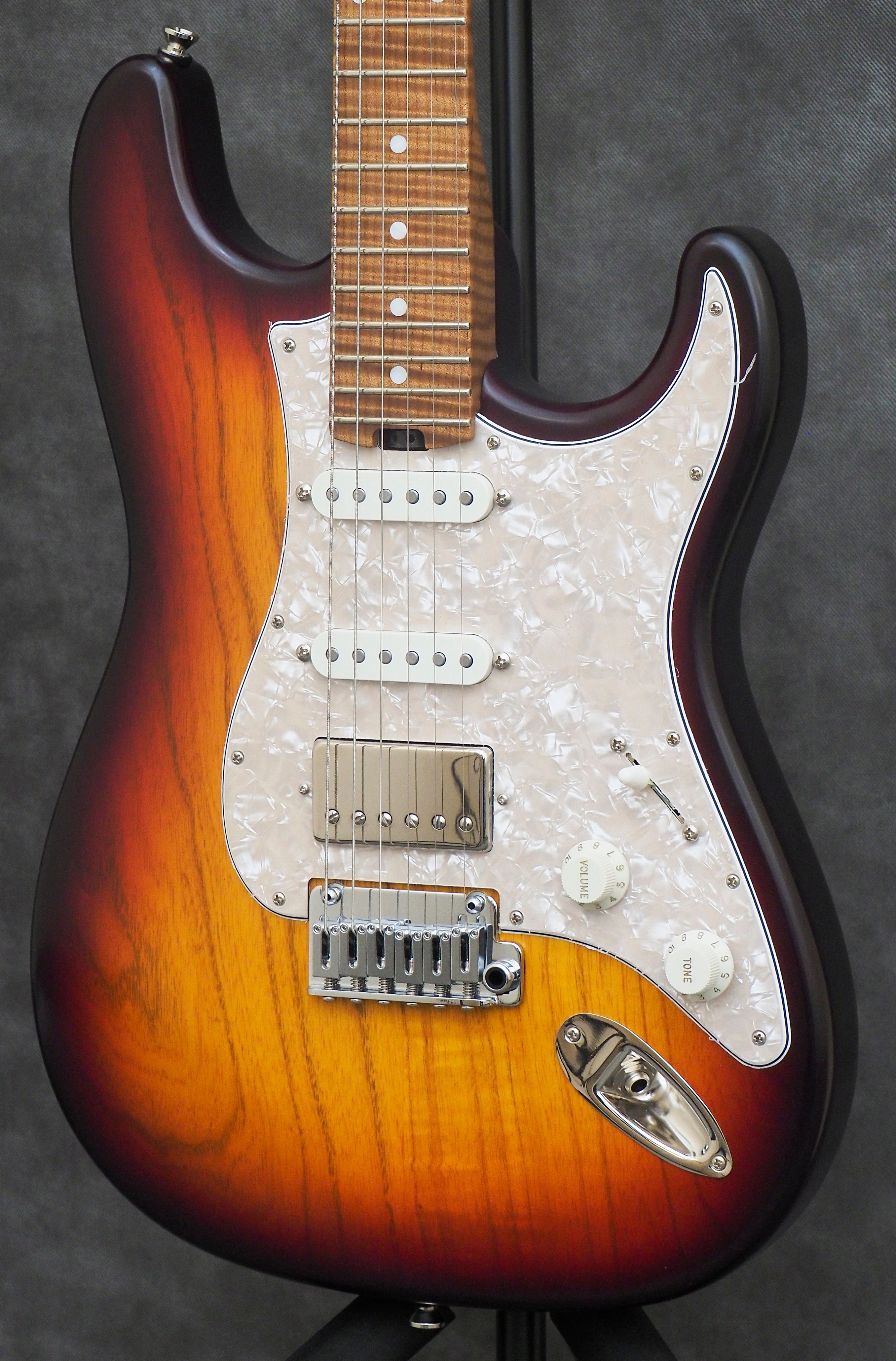 Iconic Solana VM Electric Guitar 2 Tone Sunburst - W/Setup